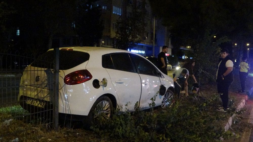 Antalya'da trafik kazası otomobil refüje çıktı