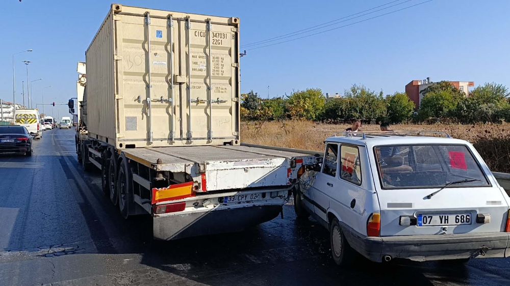 Antalya'da trafik kazası otomobil tıra çarptı 