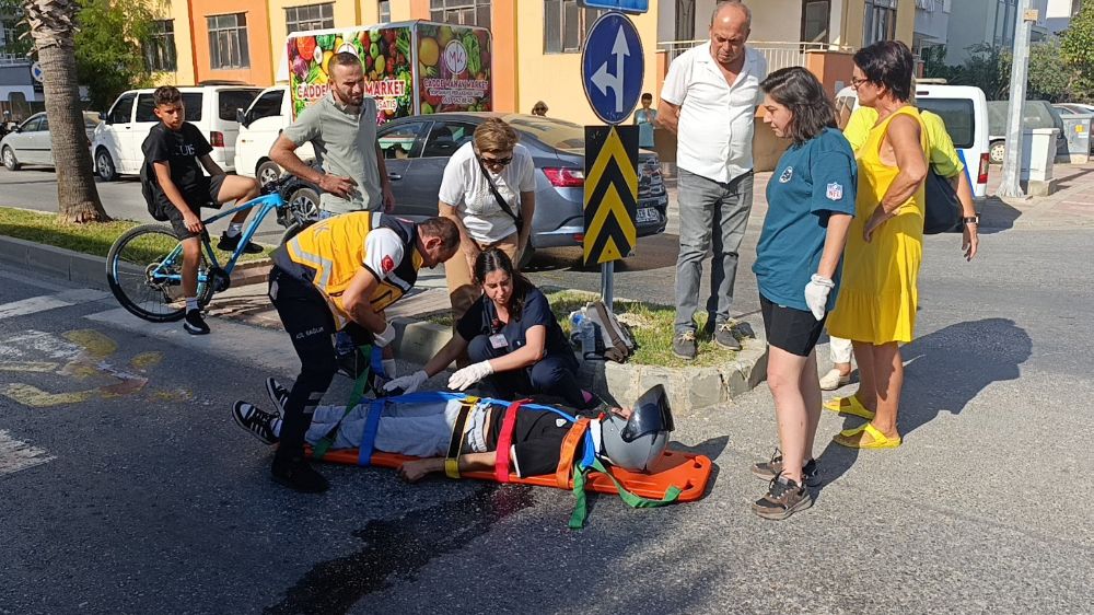 Antalya'da trafik kazası! Otomobille motosiklet çarpıştı