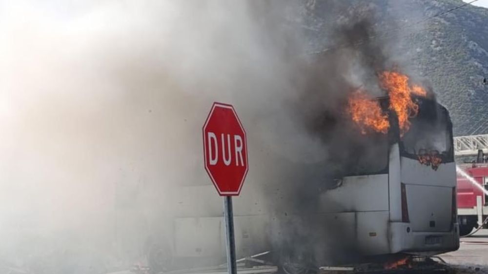 Antalya'da tur midibüsü yanarak kül oldu