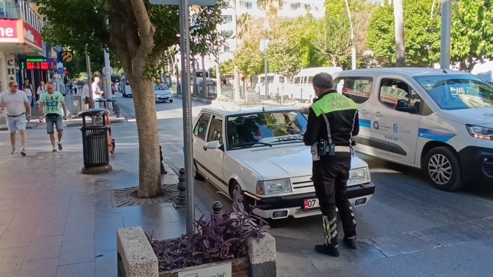 Antalya'da Yaya Geçidine Park Eden Sürücüye 690 TL Ceza