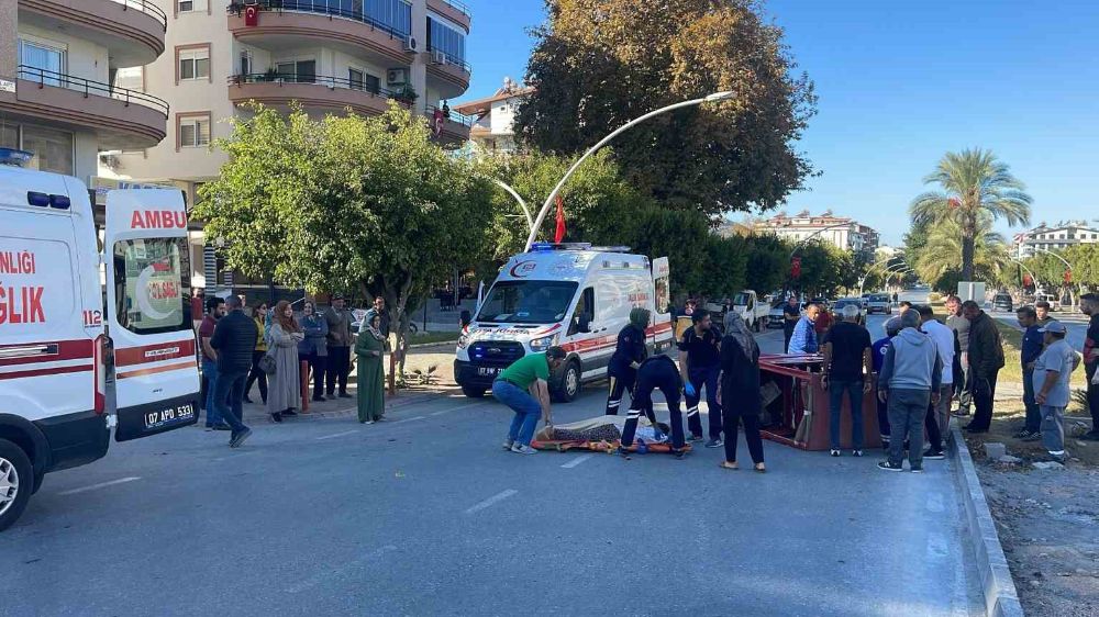 Antalya Gazipaşa Otomobil,  akülü motosiklete çarptı: 2 yaralı