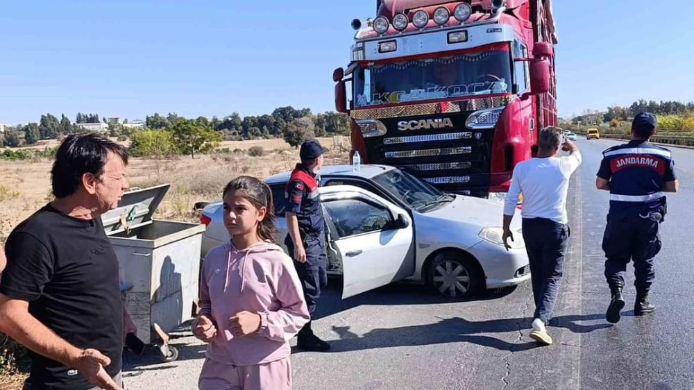 Antalya  Manavgat'ta Kamyon çarptığı  aracı metrelerce sürüdü İçindekilerin korkusu 