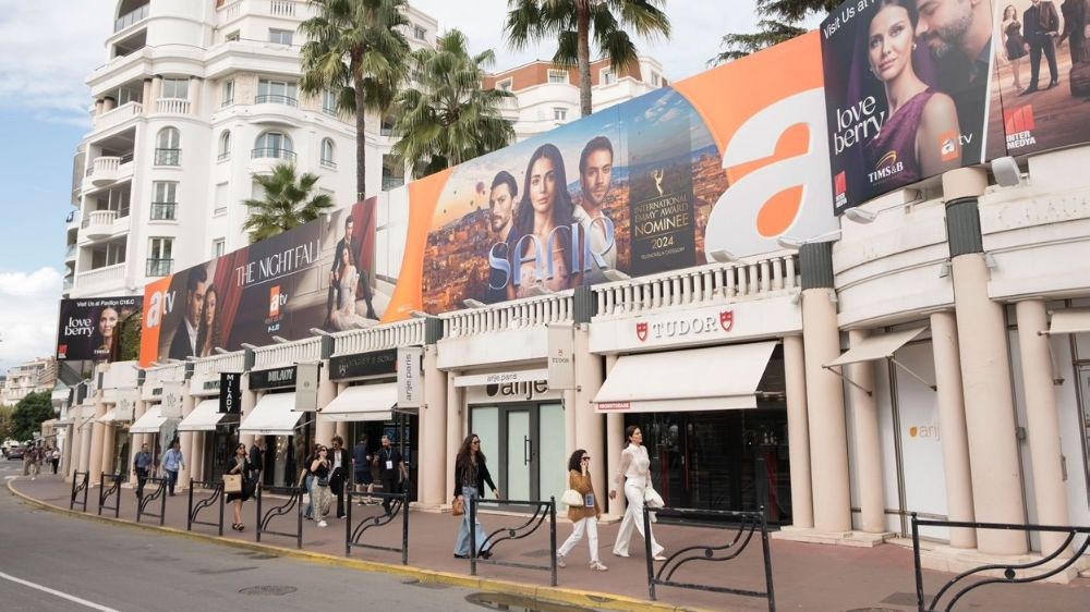 ATV’de yayınlanan Bir Gece Masalı dizisine Cannes’da büyük ilgi