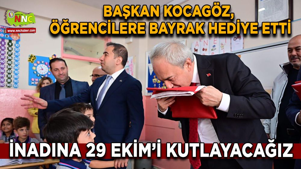 Başkan Kocagöz, öğrencilere bayrak hediye etti