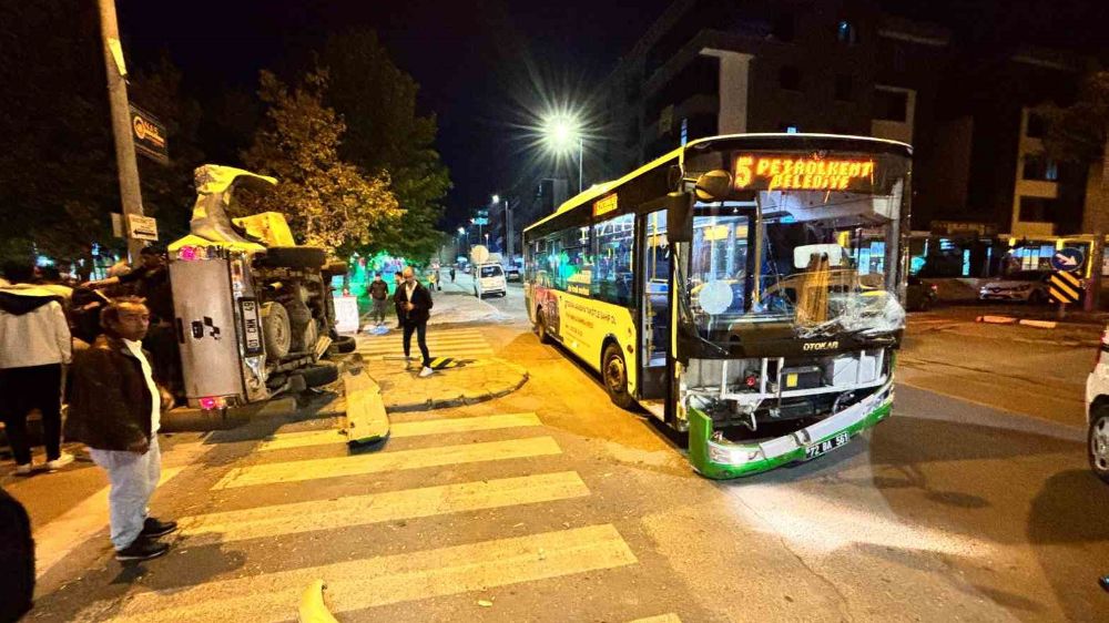 Batman’da Belediye Halk  otobüsü ile pikap çarpıştı:  Çocuklarında olduğu 6 yaralı