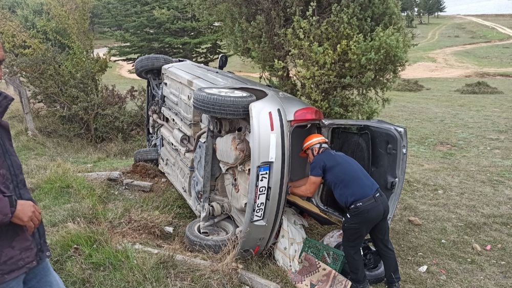 Bolu'da trafik kazası otomobil yol kenarına devrildi 2 yaralı