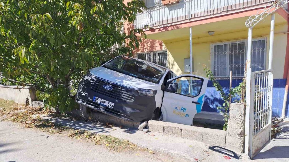 Burdur'da Yokuşta bırakılan PTT kargo aracı geri kayarak ortalığı bir birine kattı 