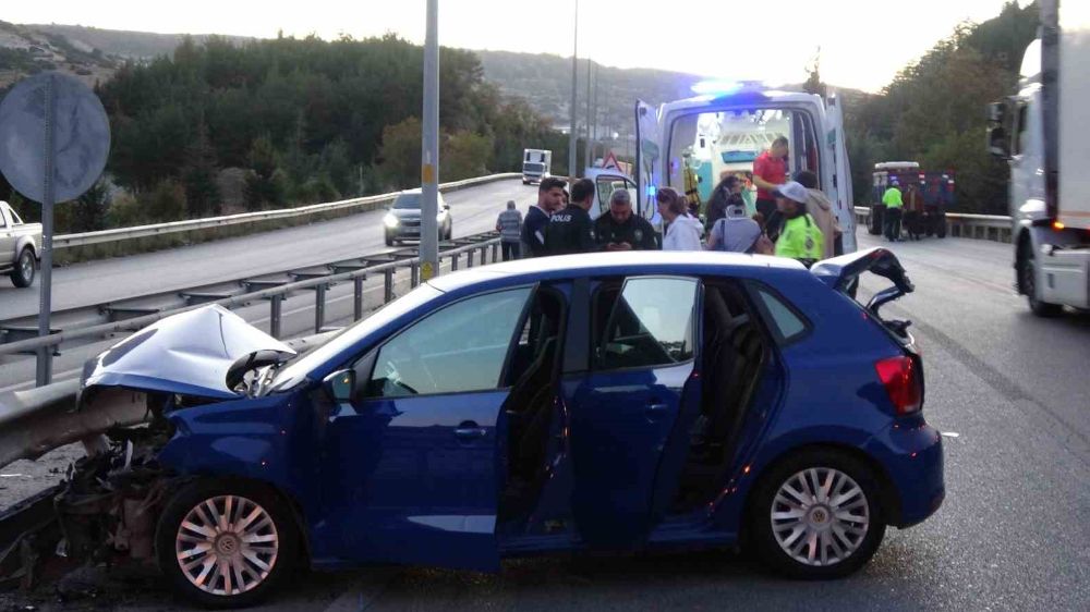 Burdur Kurna Kavşağında otomobil  bariyere ve traktöre çarptı: 5 yaralı