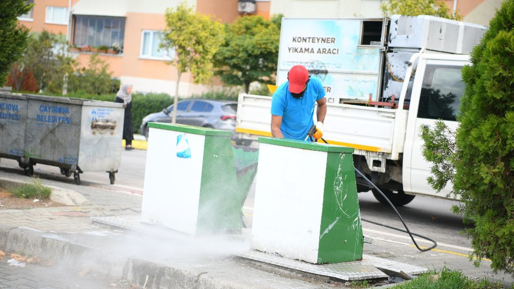 Çayırova Belediyesi çöp konteynerlarını yıkayarak kötü kokunun önüne geçiliyor