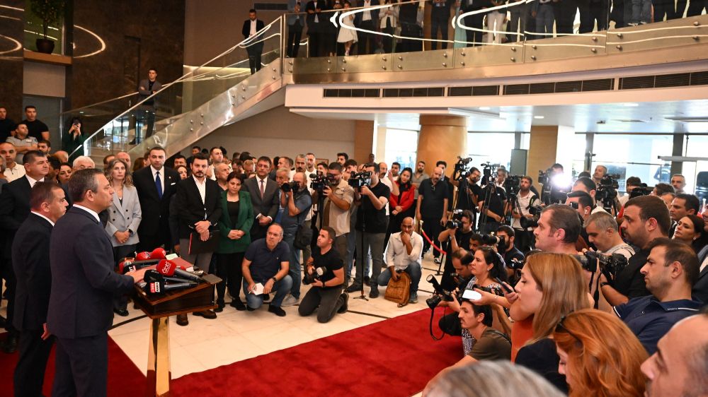 Cumhuriyet Halk Partisi Genel Başkanı Özgür Özel, Antalya Büyükşehir Belediyesini Ziyaret etti