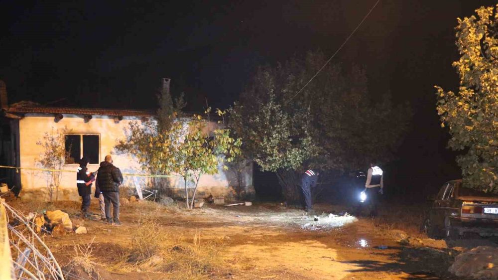 Denizli'de Uyuşturucu  bağımlısı genç Babası Ve ağabeyini canice katletti evi ataşe verdi 