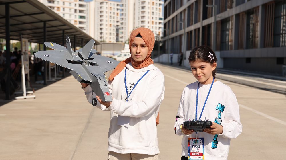 Diyarbakır'da bilim şenliği iki kardeşin yaptığı F22 maket savaş uçağı dikkat çekti