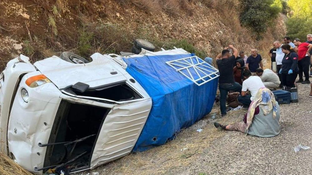 Elmalı-Finike Yoluņda Tarım işçilerini taşıyan Araç devrildi, 1 ağır 8 yaralı 