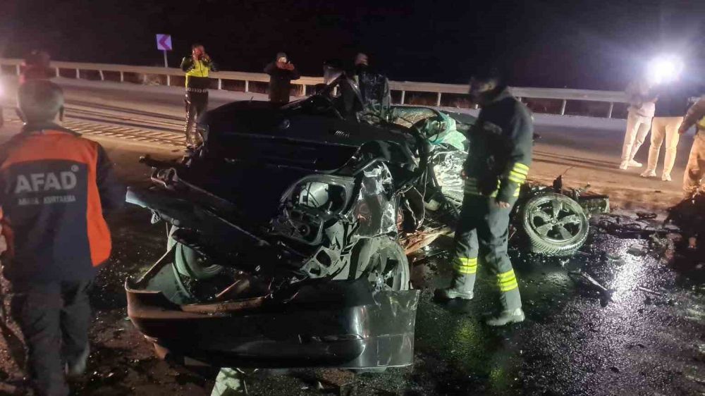 Erzincan’da Feci Kaza otomobil ile tır çarpıştı: 3 ölü, 1 yaralı