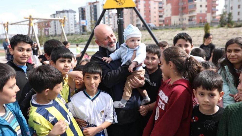 “İlçemiz sınırları içerisindeki yaşam alanlarını, yaptığımız çalışmalarla yeşil alan ağırlıklı olarak daha da güzelleştiriyoruz”