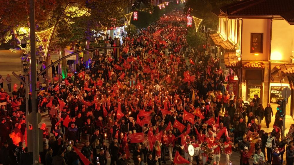 Isparta'da Cumhuriyet coşkusu! Fener alayı düzenlendi