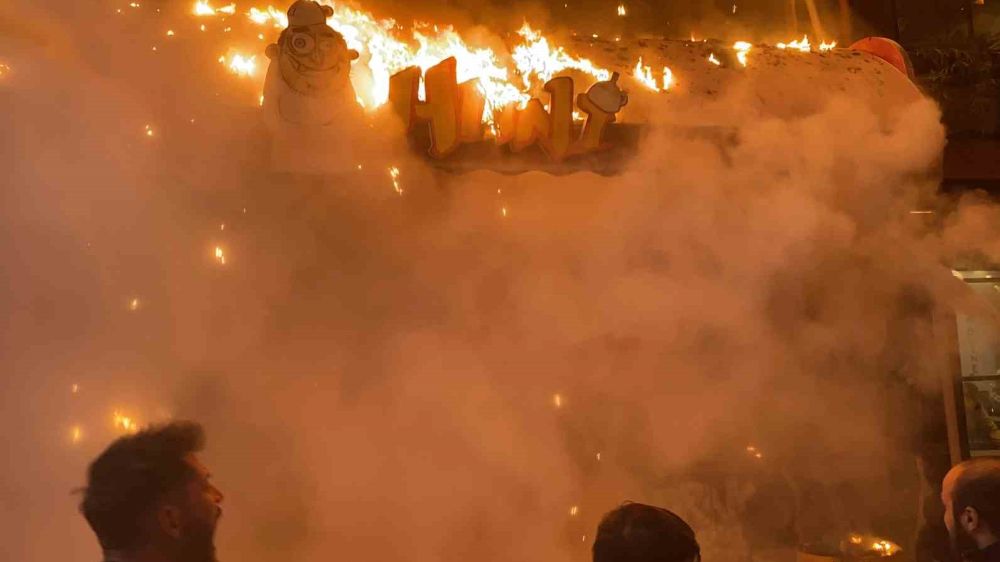 Isparta’da korku ve panik: 5 katlı eğlence merkezi alev alev yandı