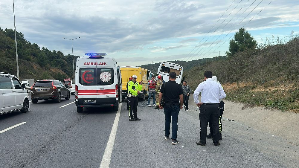 İstanbul kaza haberi! PTT aracı ile servis minibüsü ile çarpıştı! Kazada 4 yaralı