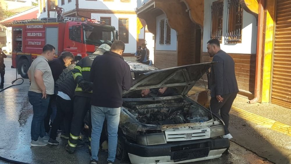 Kastamonu'da seyir halindeki otomobil alev aldı