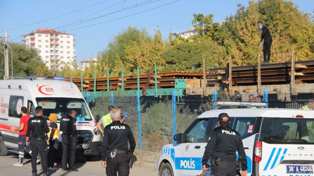 Kayseri'de feci kaza yük treni tren rayındaki adama çarptı 