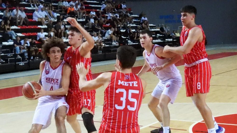 Kepez U18 Basketbol Takımı, zorlu maçta Kırmızı Çizgi'yi 16 sayı farkla geçti