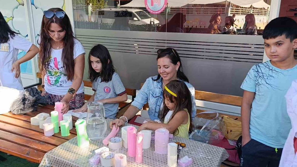 Manavgat Kültür ve Yaşam Derneği Başkanı Ezgi Bahçealtı ve ekibi Çocuklarla birlikte alçıdan biblo yaptılar