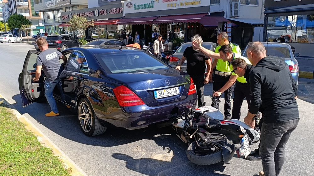 Manavgat'ta motosiklet otomobilin altında kaldı: 2 yaralı