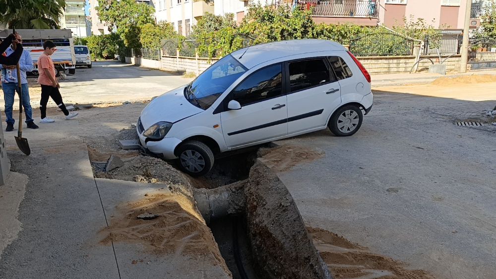 Manavgat'ta otomobil, kazılan çukura düşmekten kıl payı kurtuldu