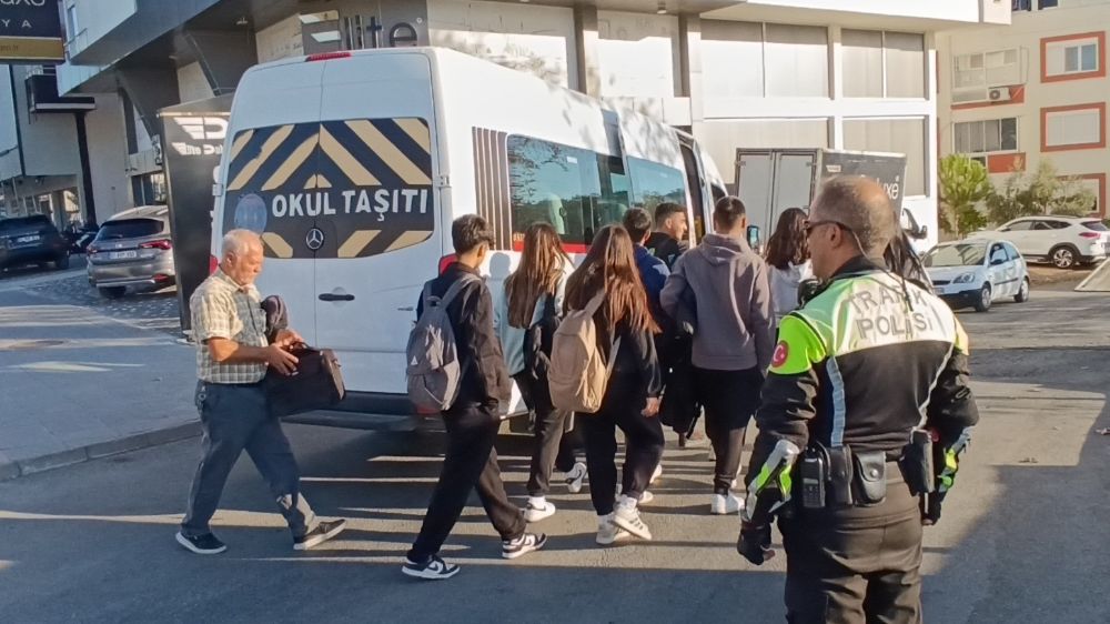 Manavgat'ta trafik uygulamasında muayenesi geçmeyen okul servisi bağlandı