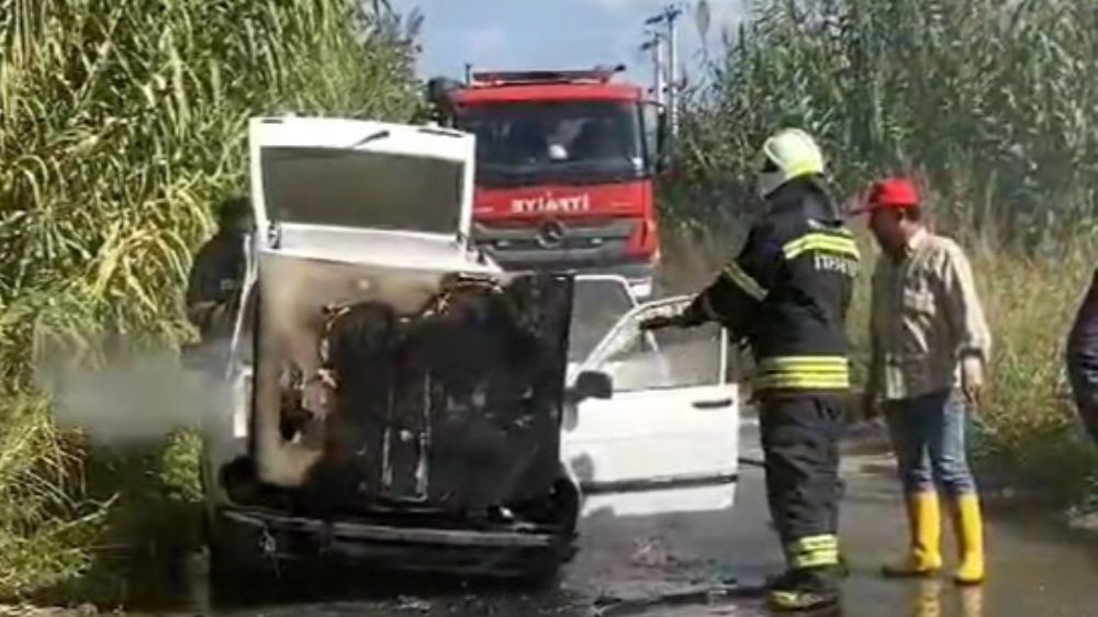 Manisa'da seyir halindeki otomobilde yangın çıktı 