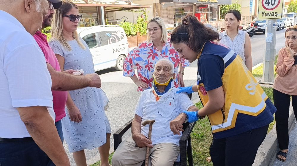 Motosikleti devirip bacağından hafif yaralanan sürücü: "Şükürler olsun amcaya çarpmadım"