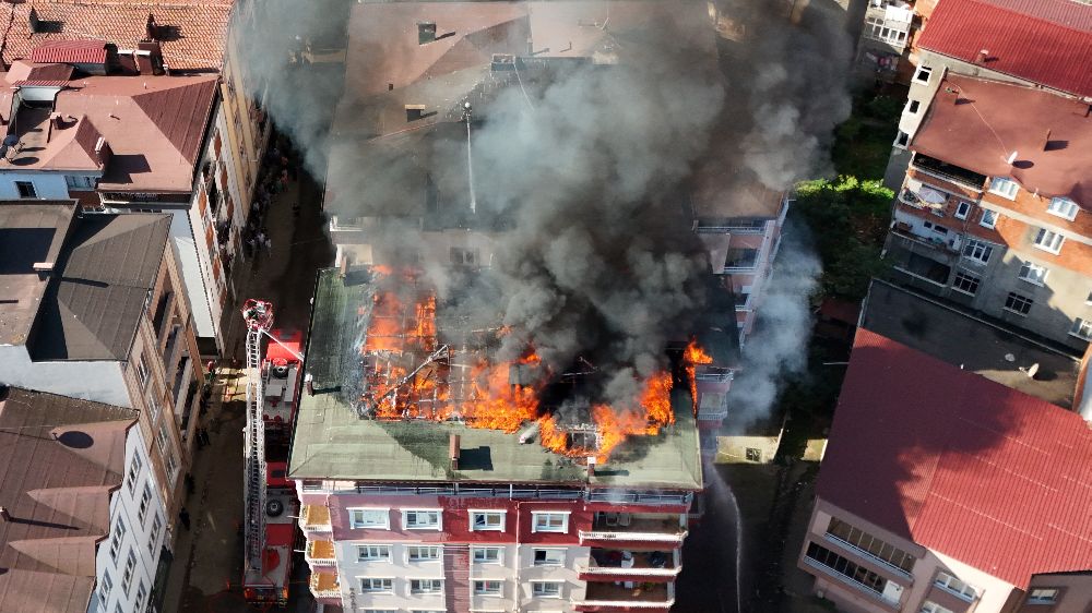 Ordu'da apartmanın çatısında yangın çıktı 