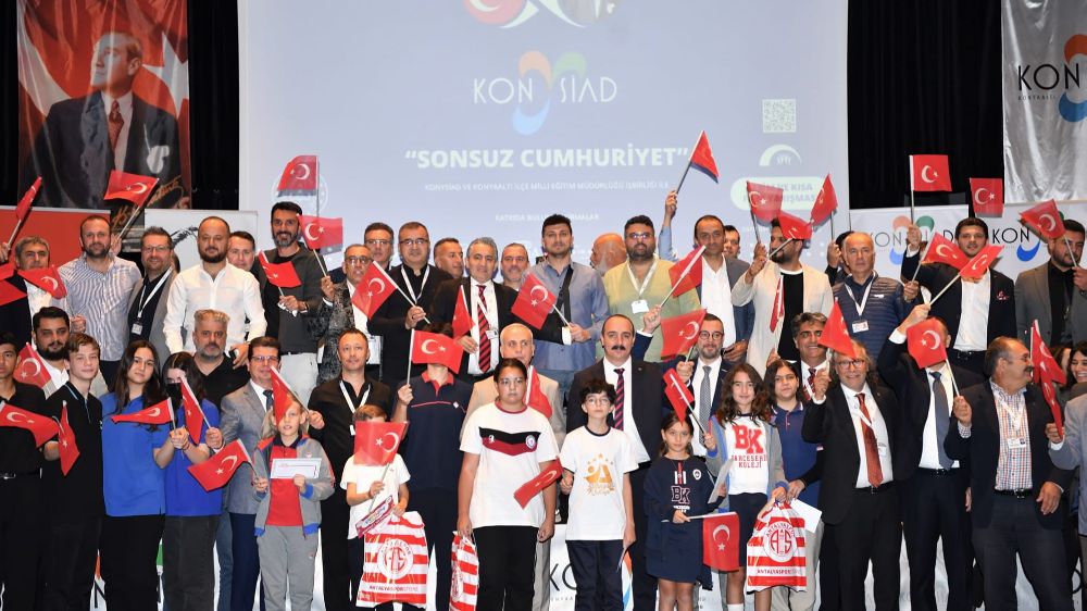 Resim Sergisine Katılan Başkan Kotan  "Cumhuriyetsiz Asla" 