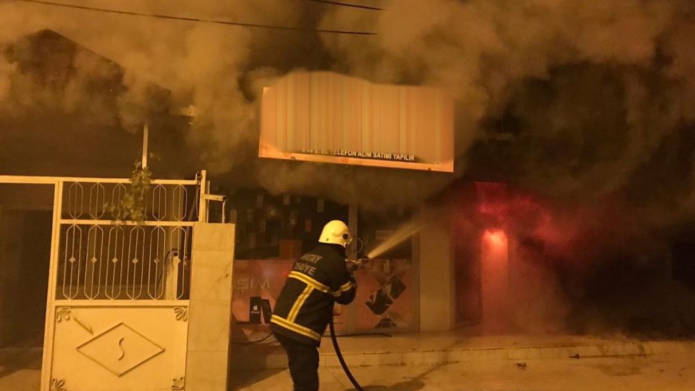 Reyhan'da iş yeri yangını! Çevreye sıçramadan söndürüldü