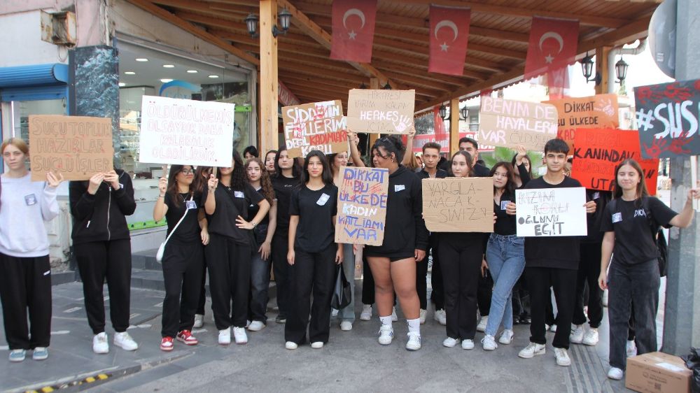  Serik’te kadına şiddete hayır yürüyüşü