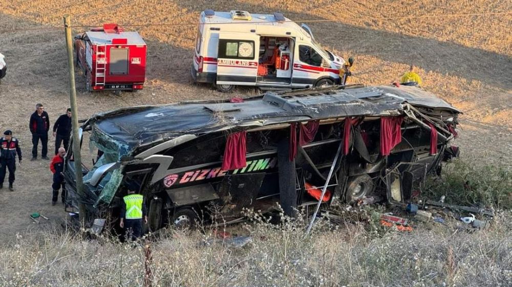 Son dakika Afyon Konya  Yolu Otobüs Devrildi çok sayıda yaralı var 