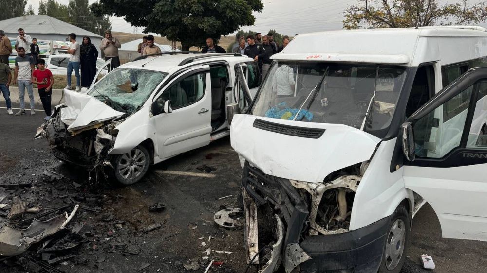 Son dakika Ağrı haberleri Feci trafik kazası 10 kişi yaralandı