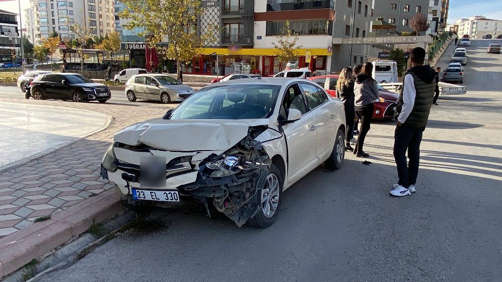 Son dakika Elazığ haberi iki otomobil çarpıştı 2 yaralı