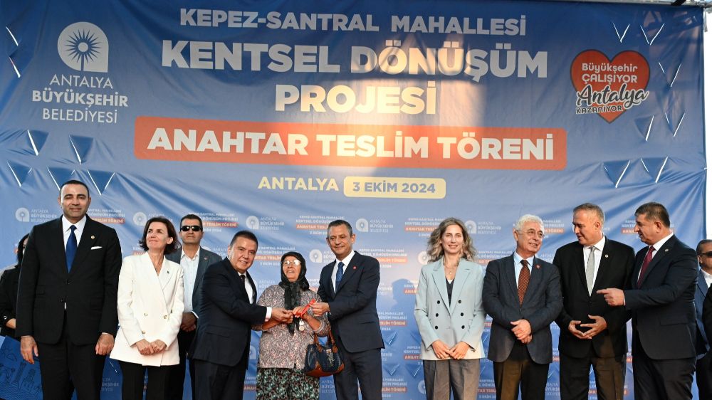 Son dakika haberi Antalya Kepez'de Anahtar Sevinci  Anahtarları CHP genel başkanı Özgür Özel Verdi 