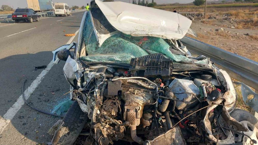 Son dakika Iğdır’da feci Kaza minibüs otomobille çarpıştı: 3’ü ağır 8 yaralı