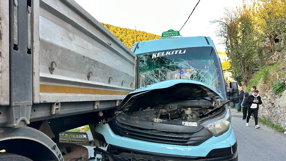 Son dakika İstanbul haberi yolcu minibüsü tıra çarptı 8 yaralı 