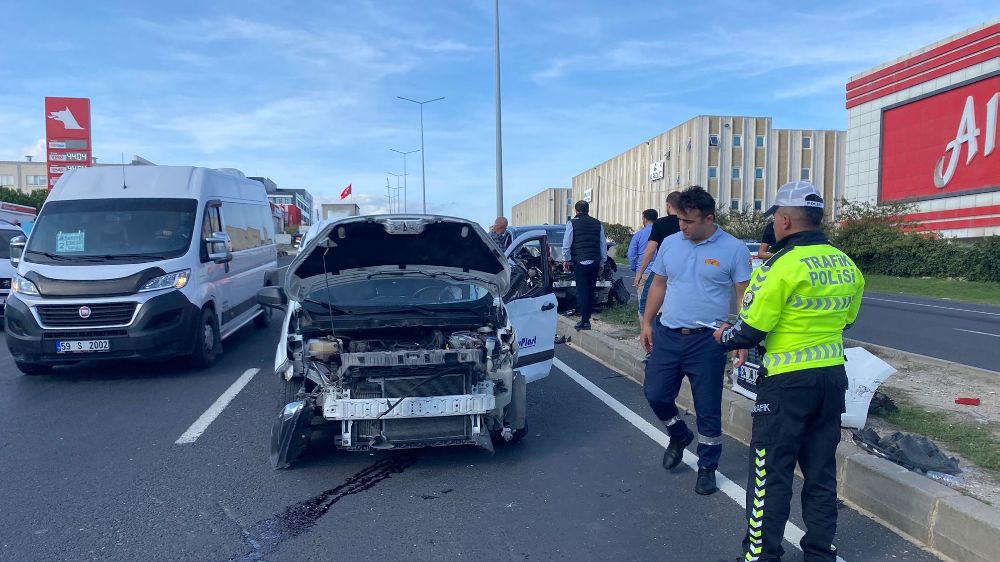 Son dakika Tekirdağ haberleri el freni çekilmeyen otomobil seyir halindeki otomobile çarptı