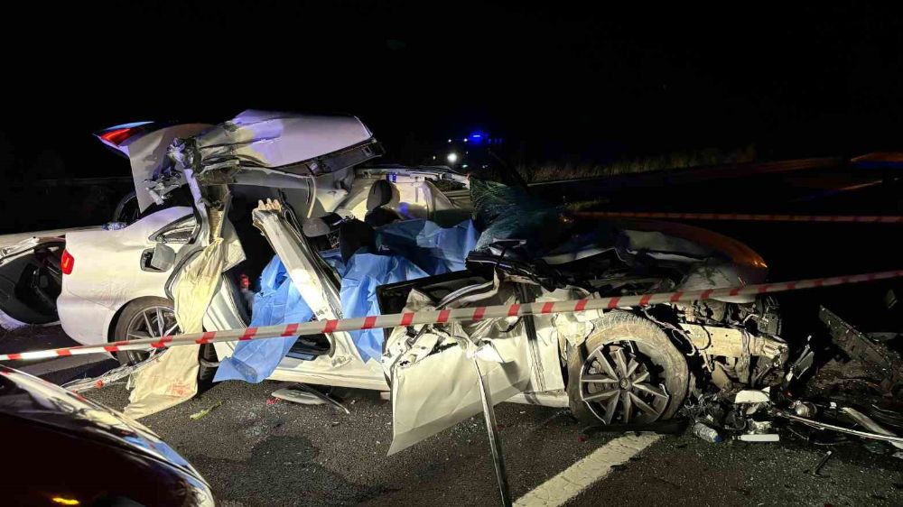 Son Dakika TEM’de feci kaza: Tıra Arkadan çarpan otomobilde  2 kişi hayatını kaybetti Sürücü genç ne dedi