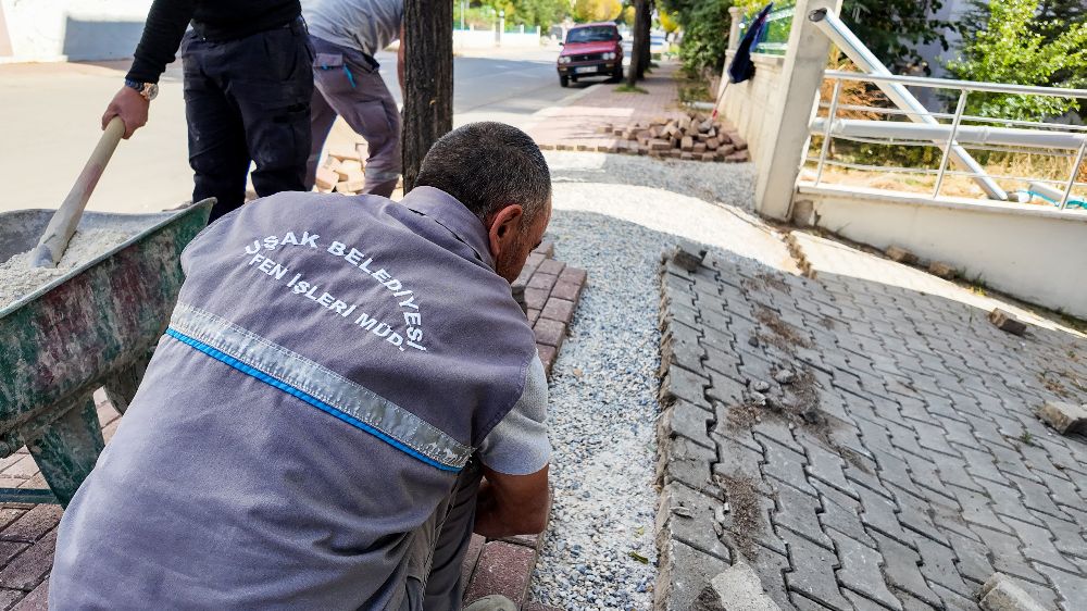 Uşak Belediyesi kaldırımları tamir ediyor