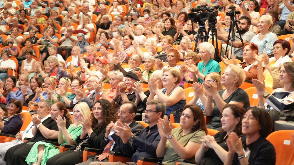 Yaşları 60 ve üzeri olan üniversiteliler ilk derse yoğun ilgi gösterdi