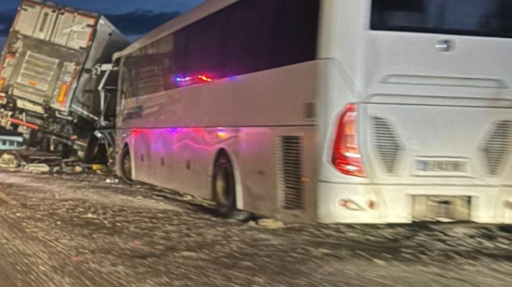 Afyon Konya yolu Yolcu otobüsünün tır ve otomobille çarpıştığı kazada çok sayıda yaralı var 