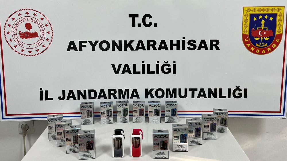 Afyonkarahisar'da jandarma operasyonunda 17 kaçak elektronik sigara ele geçirildi, 1 gözaltı