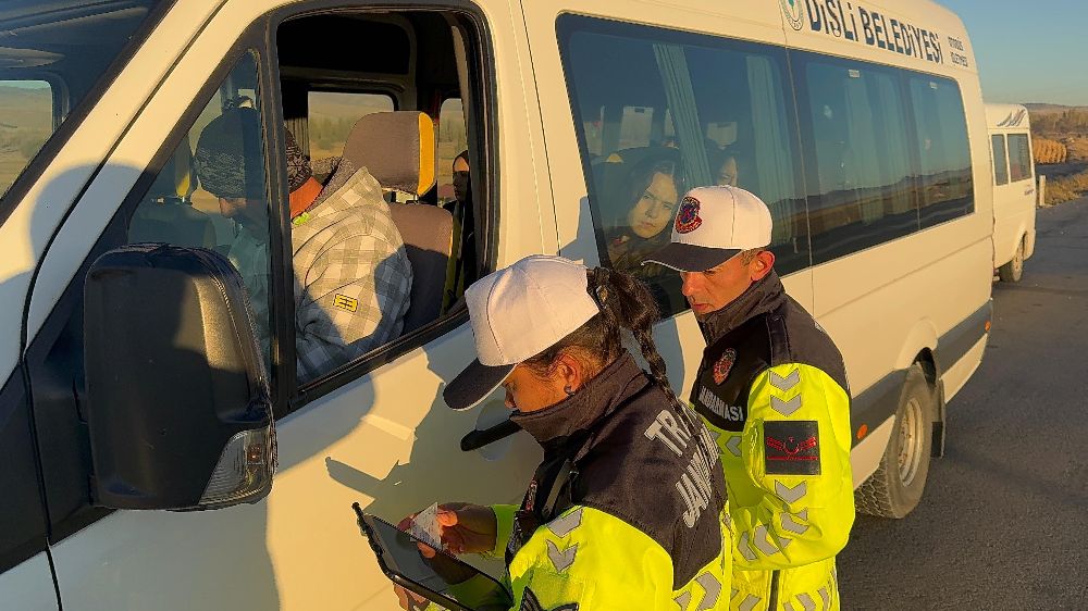 Afyonkarahisar’da öğrenci servislerine yönelik jandarma denetimi yapıldı