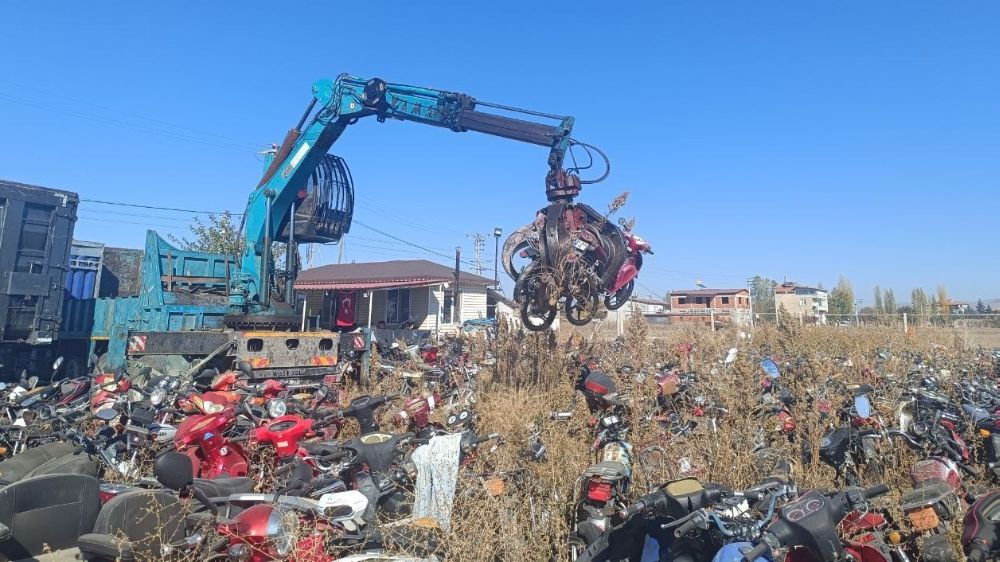 Afyonkarahisar Sandıklı’da yediemin otoparkındaki 428 motosiklet ve 4 otomobil geri dönüşüme gönderildi